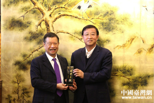 北京市臺聯(lián)黨組書記王蘭棟向廖萬隆理事長贈送禮品