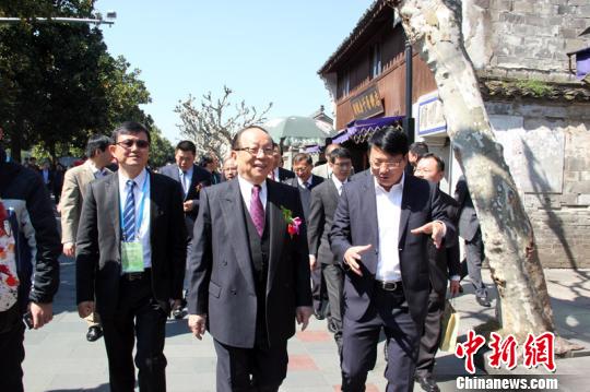 圖為蔣孝嚴在蔣氏故居豐鎬房祭祖并赴摩訶殿掃墓.　林波　攝src=