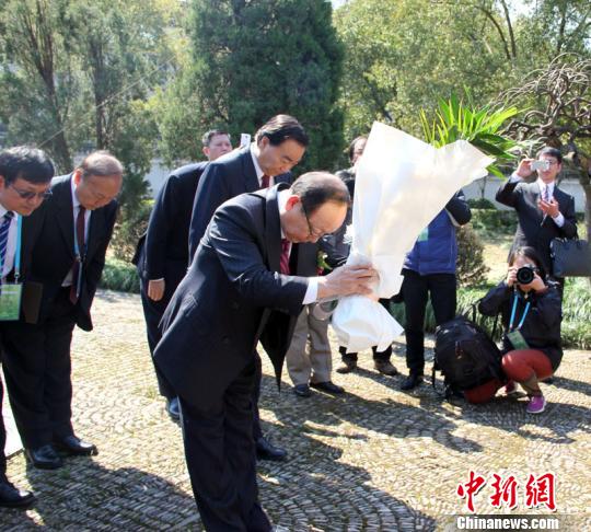 圖為蔣孝嚴在蔣氏故居豐鎬房祭祖并赴摩訶殿掃墓.　林波　攝src=