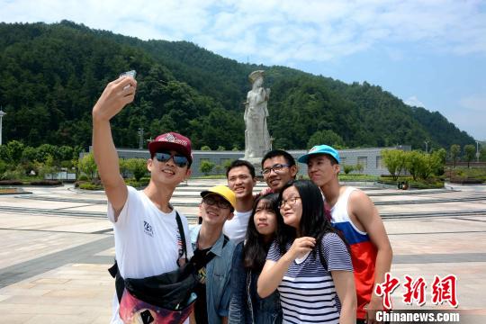 圖為臺灣青年學(xué)生在長汀客家母親緣廣場合影。　張金川　攝