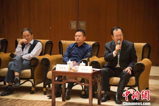 圖為臺灣畫家蔡俊章(右一)、臺灣《旺報(bào)》總編輯王綽中(中)等人在會見中交流。　洪堅(jiān)鵬 攝