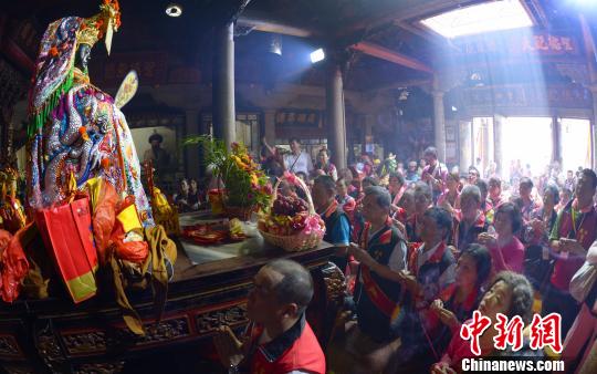 來自臺灣北投慈后宮270名信眾組團在湄洲島媽祖祖廟內(nèi)虔誠上香