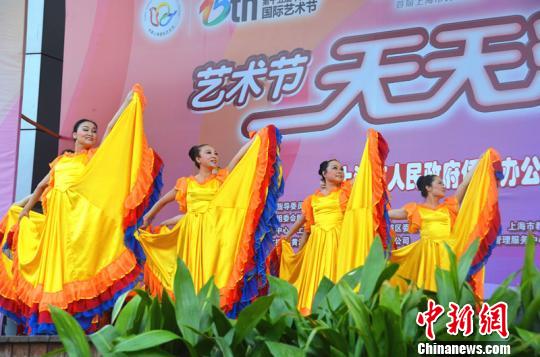 海外華人藝術(shù)團(tuán)亮相上海國(guó)際藝術(shù)節(jié)舞臺(tái)