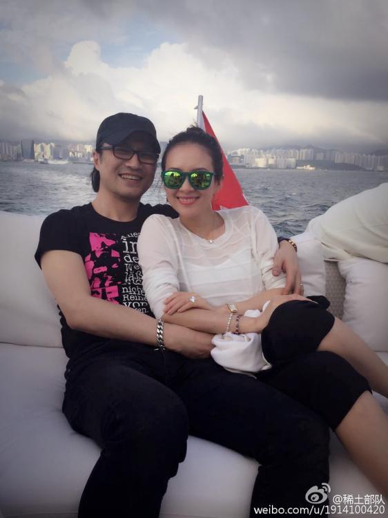 章子怡曬婚戒紀(jì)念結(jié)婚一周年 躺汪峰懷里秀恩愛(ài) 章子怡曬婚戒紀(jì)念結(jié)婚一周年 躺汪峰懷里秀恩愛(ài)