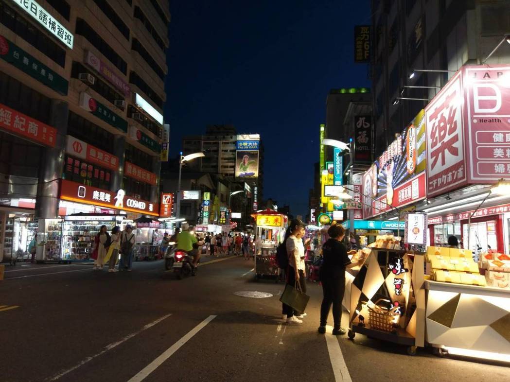 陸客近半年減6成以上，六合夜市生意慘淡。（圖片來源：臺灣《聯合報》）