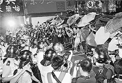旺角“占中”者再次沖擊警方防線