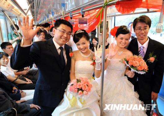 5月13日，兩對新人在南京地鐵集體婚禮上合影。