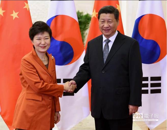 中國國家主席習近平在北京人民大會堂會見南韓總統樸槿惠，雙方宣布FTA協定實質內容達成一致