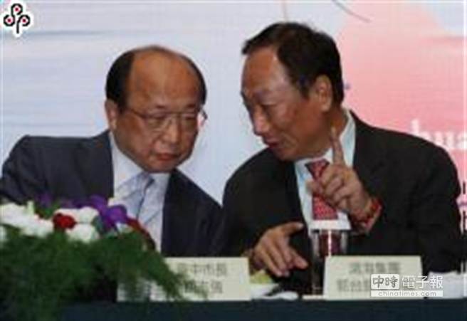 鴻海董事長郭臺銘（右）在產業論壇上，與臺中市長胡志強互動