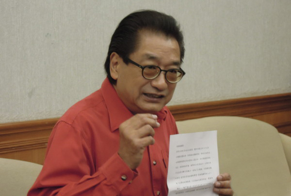 李慶華拿出“立委”聯(lián)署書，希望馬英九采納建議，邀彭淮南出任“行政院長”