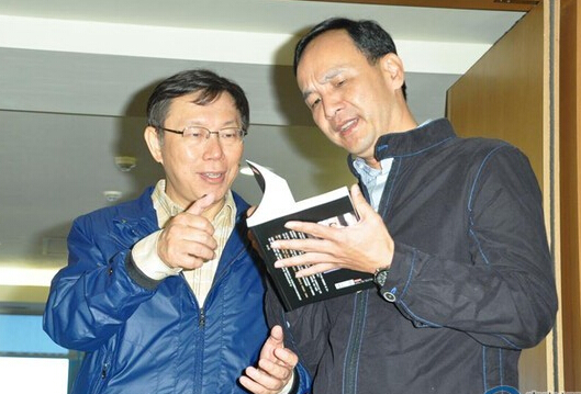 柯文哲、朱立倫選后首度會(huì)面，兩人互贈(zèng)彼此著作。（圖片來(lái)源：臺(tái)灣東森新聞）