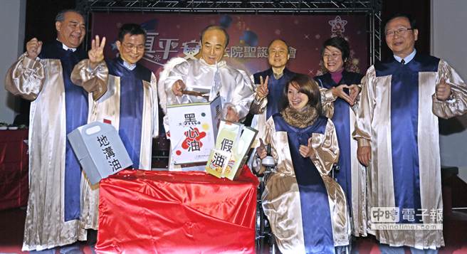 “立法院長”王金平（左3）16日以光明天使的造型現身“立法院”圣誕晚會