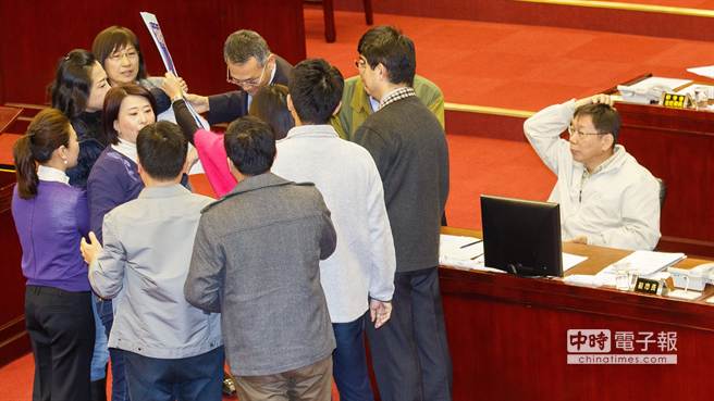 會后受訪時，柯文哲稱，“其實我還在觀察局勢啦，覺得滿有趣的”