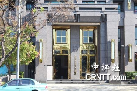組圖:陳水扁豪宅前黃絲帶飛揚 監(jiān)獄外眾親友一早等候