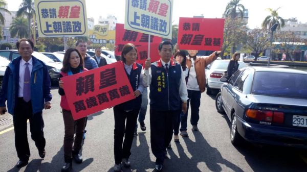 賴清德帶頭缺席臺(tái)南議會(huì) 議員舉"賴皇"市府門口邀賴