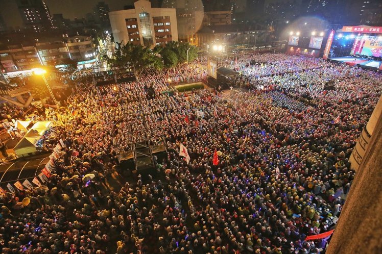 臺灣2016選前之夜 馬英九鞠躬呼吁票投朱立倫