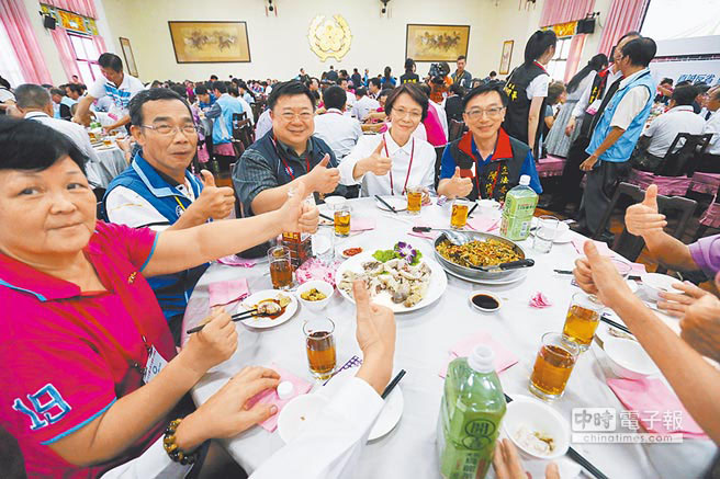 國民黨黨代會為樽節開支，以每桌3000元新臺幣價格請北投區農會烹調梅花餐。“立委”陳宜民（右一）、黃昭順（右二）豎起大拇指稱贊菜色美味