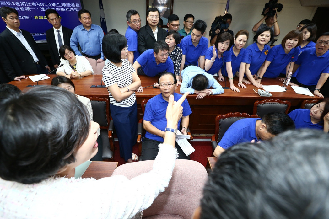 國(guó)民黨阻擋確認(rèn)“一例一休”議事 朝野占主席臺(tái)對(duì)峙