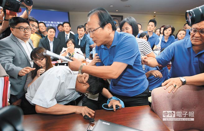 臺(tái)當(dāng)局“一例一休”審議戰(zhàn)火升級(jí) 民進(jìn)黨夜宿會(huì)議室