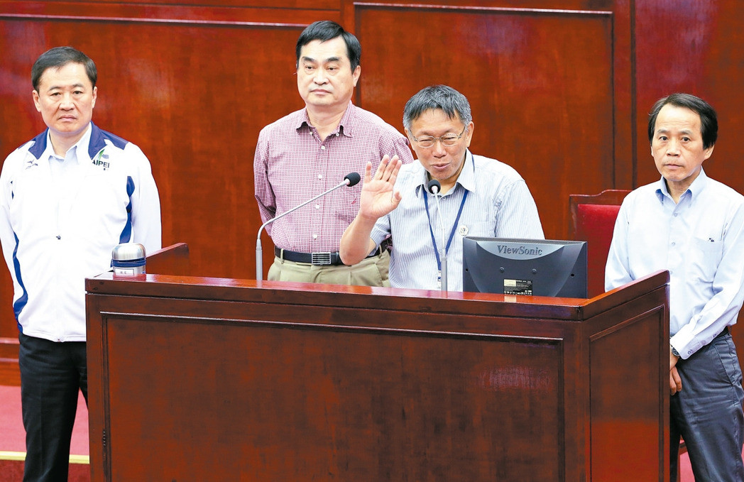 臺北議員請三位副市長列席議會，并質(zhì)問北市長柯文哲（右二），有關(guān)臺北農(nóng)產(chǎn)運銷公司總經(jīng)理韓國瑜自爆入府任第一副市長一事，柯文哲搖搖手表示：“不會換副市長、這傳聞非事實”。