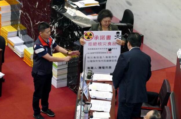 高雄市議會(huì)國(guó)民黨團(tuán)聯(lián)合質(zhì)詢，質(zhì)疑臺(tái)灣對(duì)日本核災(zāi)區(qū)食品限制太過(guò)寬松。（圖片來(lái)源：臺(tái)灣《中時(shí)電子報(bào)》）
