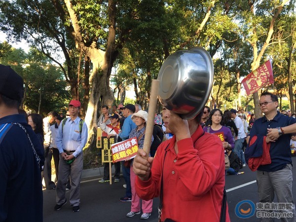 國(guó)民黨發(fā)動(dòng)反核食游行 民眾敲鍋碗瓢盆喊"還我食安"