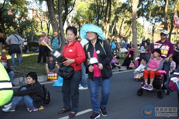 國(guó)民黨發(fā)動(dòng)反核食游行 民眾敲鍋碗瓢盆喊"還我食安"