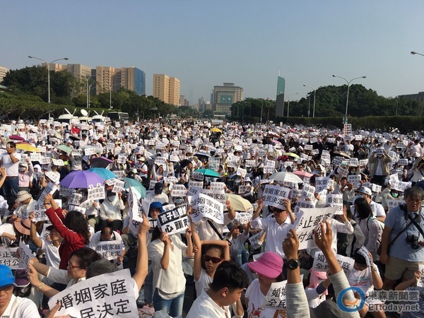 臺灣反同團體萬人占領(lǐng)蔡辦 要求蔡英文出面