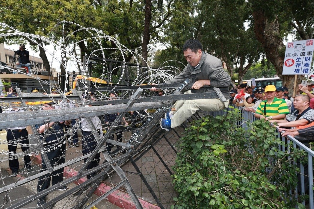 臺(tái)灣抗議群眾六路圍攻臺(tái)當(dāng)局機(jī)關(guān)