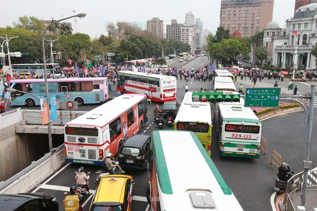 臺(tái)灣抗議群眾六路圍攻臺(tái)當(dāng)局機(jī)關(guān)