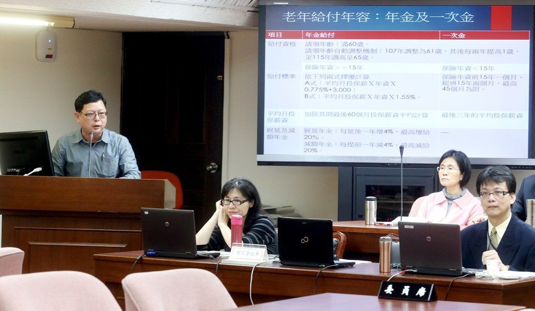 “立法院”舉行勞保年金制度改革公聽會，臺灣勞工陣線秘書長孫友聯（左一）出席發表意見