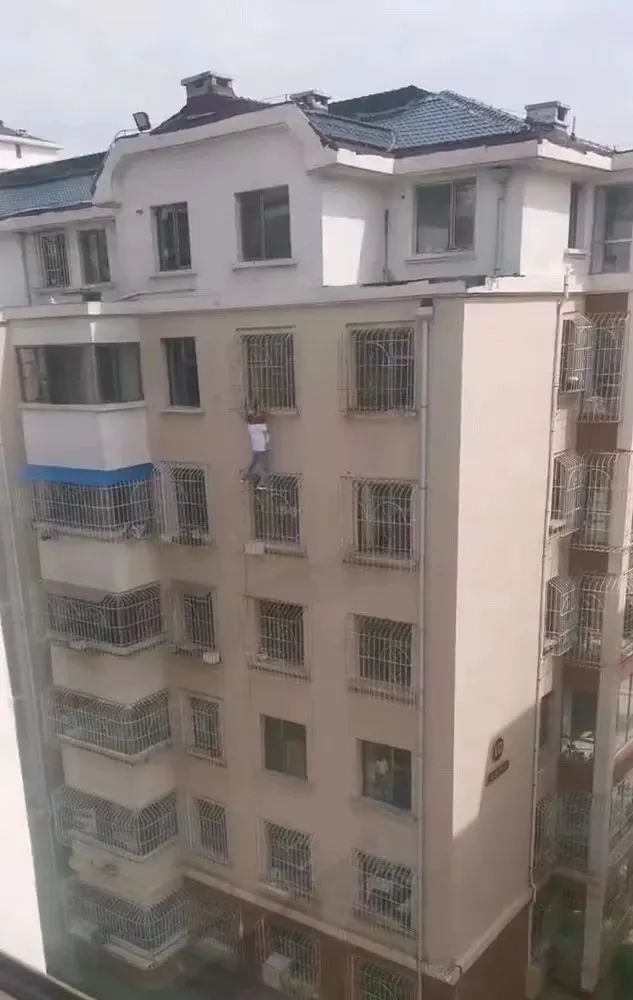驚險!小女孩“卡脖”懸空,他徒手爬上六樓!