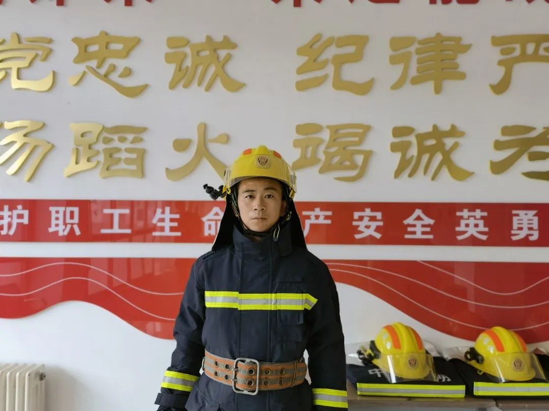 驚險!小女孩“卡脖”懸空,他徒手爬上六樓!