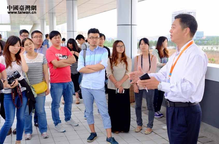 中國聯通陜西分公司西咸建設中心總經理劉文華向記者們介紹目前的項目進展情況