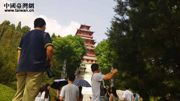 全國網(wǎng)絡(luò)媒體陜西行的記者走進(jìn)寶雞青銅器博物院