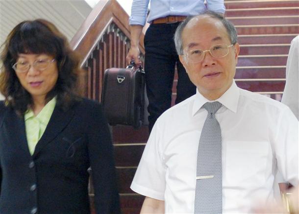 黃世銘指柯自訴不合法，并否認犯罪
