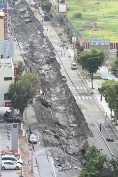 直擊高雄氣爆現場，宛如廢墟