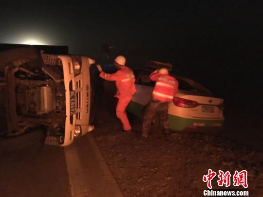 新疆小草湖遭遇11級大風(fēng)侵襲消防營救百余被困群眾
