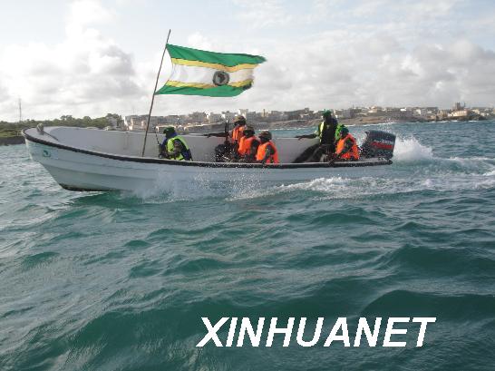 資料圖片:7月7日,非洲聯盟維和部隊的烏干達士兵在索馬里首都摩加迪沙附近海域巡邏,加強對海盜的防范。(新華社報道員阿卜杜拉赫曼·瓦爾薩邁/攝)
