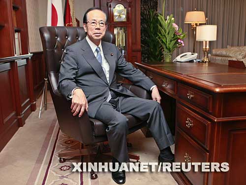 9月23日,日本自民黨新總裁福田康夫在東京自民黨總部總裁辦公室亮相。福田康夫在當天舉行的自民黨總裁選舉中以絕對優勢擊敗自民黨干事長麻生太郎,當選為自民黨第22任總裁。 新華社/路透