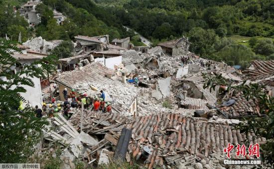 意大利中部城市PESCARA DEL TRONTO收到地震影響，大量建筑成為廢墟。