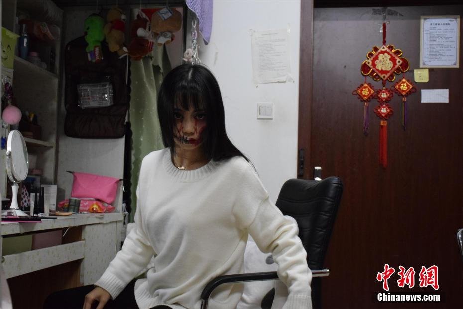 文靜女孩每天看恐怖片琢磨“鬼妝”扮鬼