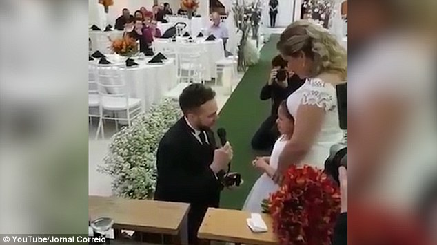 感動(dòng)!巴西男子婚禮上向繼女深情“告白”