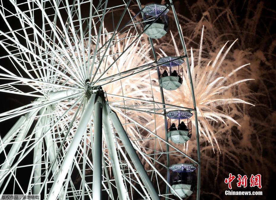 英國民眾慶祝“排燈節(jié)” 璀璨煙花摩天輪上空綻放