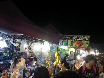 泰國夜市美女老板爆紅 網友：想去朝圣