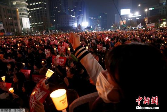 當地時間11月19日，要求韓國總統樸槿惠下臺的第四次韓國民眾大規模燭光集會在首爾市等46個地區舉行。