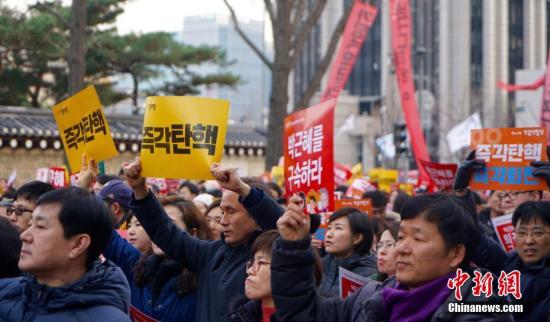 12月3日，韓國爆發“親信干政”事件后第六輪大規模集會。首爾示威人群一度游行至青瓦臺百米外。 <a target='_blank' ><p  align=