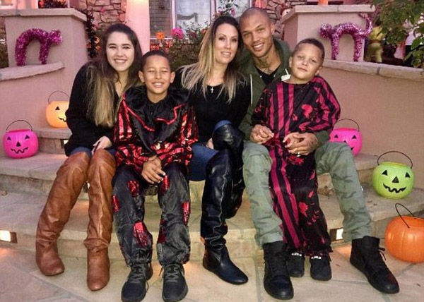 hWCψᵽ˂֮Աǣ@ӵһҲ͚ˣȻ¿Ӣÿ]12Ոȫ֮QĽס׿˹(Jeremy Meeks )ѽ̝Mጷͼһcףꡣ