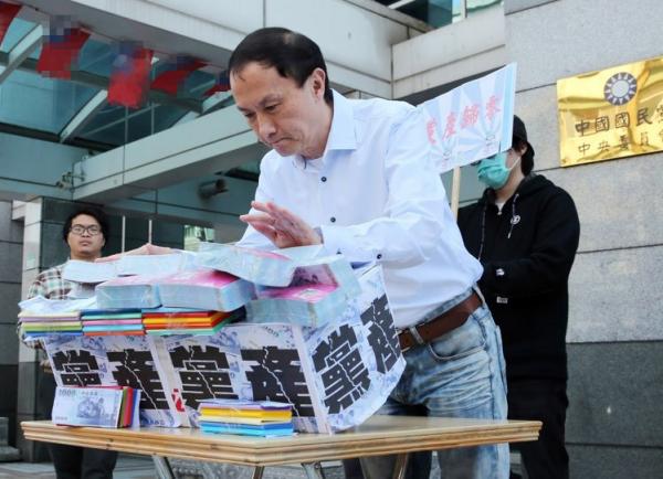 國(guó)民黨主席候選人李新提議“黨產(chǎn)歸零，黨員分配”，在記者會(huì)上推倒象征黨產(chǎn)的墻