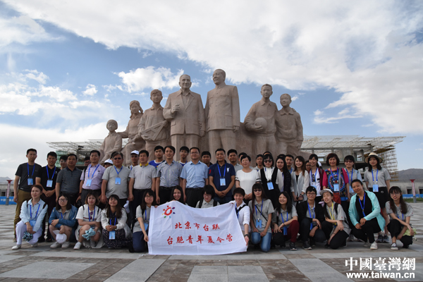 兩岸青年在培黎國際職業(yè)學院的“情系培黎”校園群雕前合影